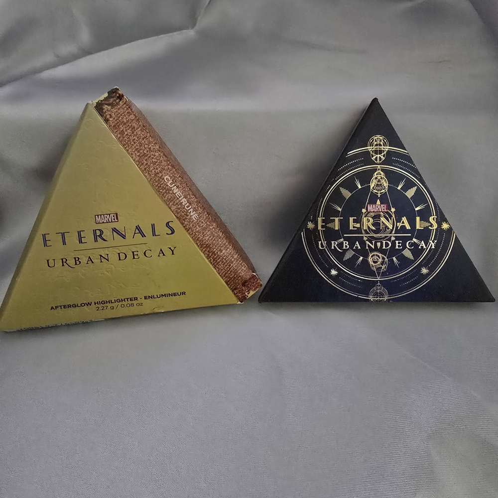 Marvel Gold and Black Makeup Decor - Picture 1 of 4